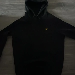 Svart hoodie från Lyle & Scott - Den är i L men känns som M