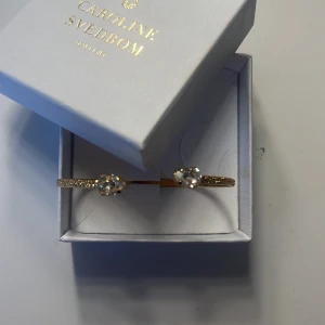 Guldarmband från Caroline Svedbom - Jättefint armband från Caroline Svedbom, det är i Kids Size men är inte mycket mindre än det vanliga som ni ser på bilderna💗💗Helt nytt och aldrig använt!!
