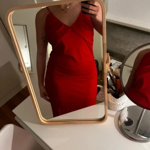 Röd klänning - Röd klänning med slits ifrån HM, strl M/38