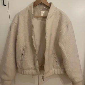 Beige bomberjacka - Kommer inte till användning tyvärr, bra skick!😁😁