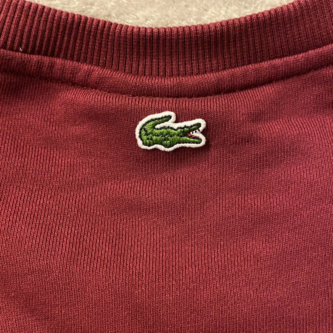 Vinröd tröja från Lacoste med tryck - 4