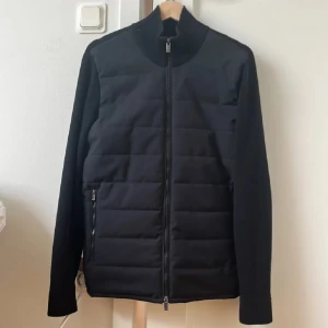 Massimo Dutti Cardigan - Säljer nu denna feta cardigan eftersom jag köpt annan. Från det populära märket Massimo dutti, nypris över 1500. Skick 9/10 ganska sällsynt också 