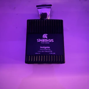 Spartacus Pour Homme Insignia Eau de Toilette - Säljer en elegant flaska av Spartacus Pour Homme Insignia Eau de Toilette. Flaskan är svart med en stilren design och har en kapacitet på 100 ml. Perfekt för den som söker en maskulin och sofistikerad doft, parfymen är bara använd en eller två gånger. (BOX INGÅR EJ)