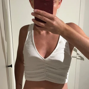 Zara topp - Säljer denna topp från Zara, så söt med rynkade detaljer. Använd 1 gång så precis som ny. Storlek S