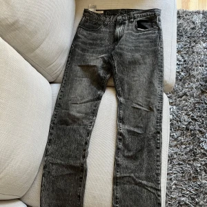 Grå Levis 502 jeans - Säljer ett par grå Levis 502 jeans straight fit. Cond 8/10 men det har en lagning under bena som ej är synligt vid användning. Size 31-34 