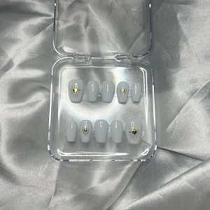 White & Gold Short Coffin - Mått: 15-11-12-11-9 (MM) Handgjorda lösnaglar av högsta kvalitet!✨Vid rätt applicering & borttagning kan man använda dem flera gånger! Du får med prepkit & instruktioner💕