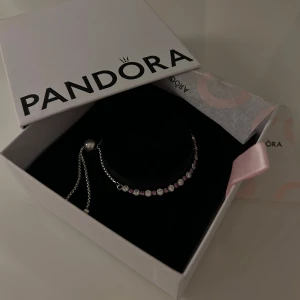 Pandora Sliding Armband - Rosa & Strålande Skimmer Sliding armband från Pandora. Köpt för 899kr. Väl omhändertagen. S925 ALE, storlek 23. (Justerbar)
