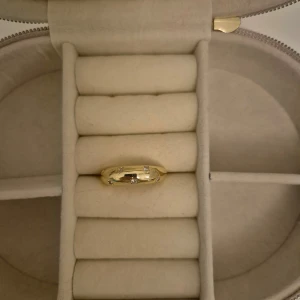 Stjärna ring guld - Supertrendig stockholmsstil tjejer, ring I guld. Stjärna ring smycke. Gjord av rostfritt stål, jag svarar och skickar alltid snabbt!