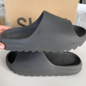 Yeezy slide onyx  - Säljer ett par svarta YZY Slide från Adidas. Perfekta nu inför sommaren. De har några skavanker som ni kan se på bilderna. Om ni har någon fråga så skriv gärna. Självklart äkta
