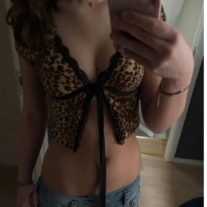 Leopard knyt topp - Trendig leopardmönstrad topp med knyt framtill. Toppen är kortärmad och har en djup urringning som ger en snygg look. Passar också jättefint med linne under❤️❤️