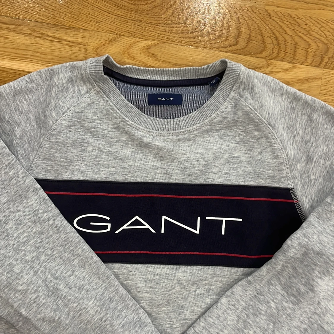 Grå sweatshirt från GANT - 2