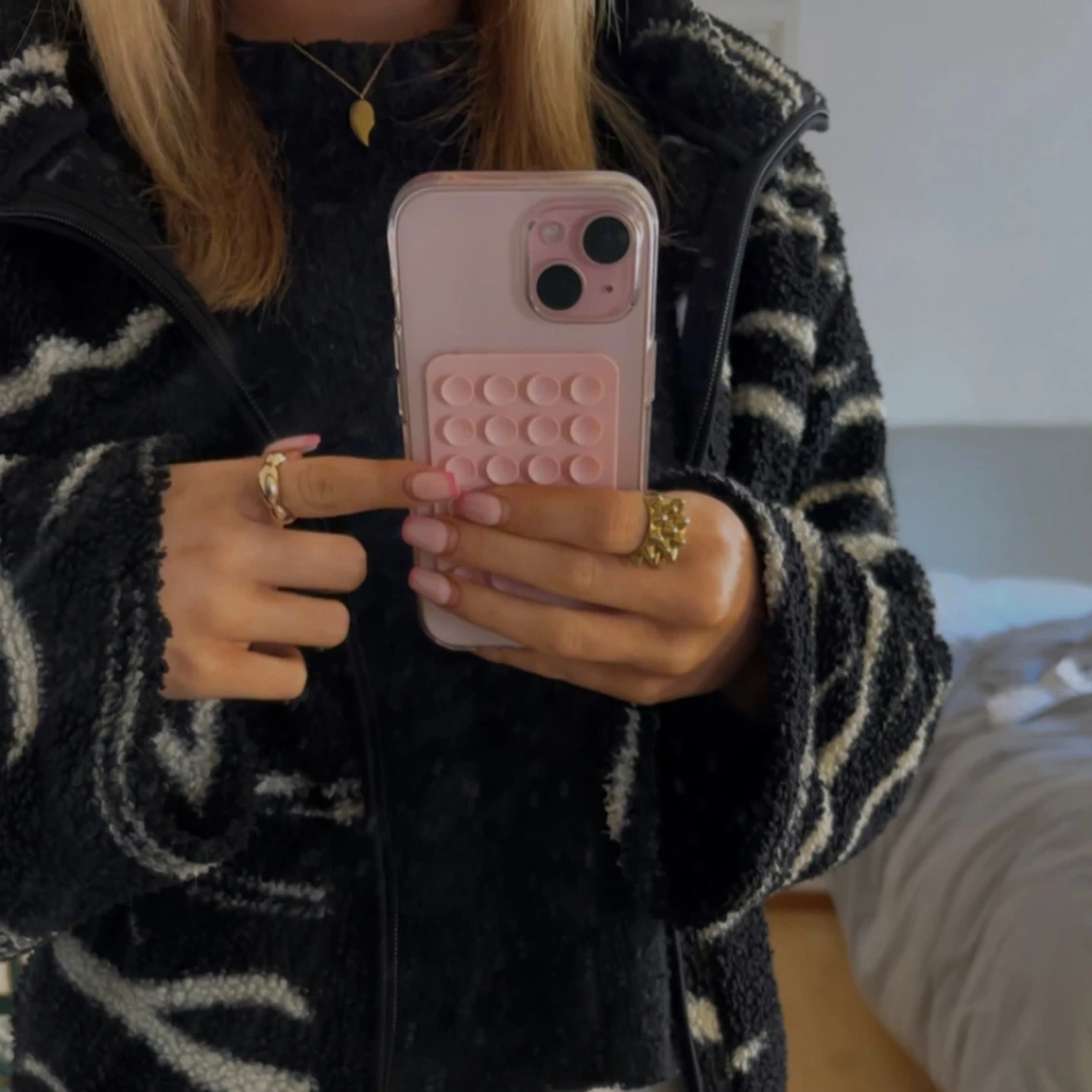 Svart och vit fleecejacka med zebramönster - 2