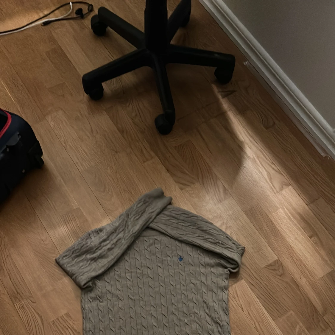 Beige stickad tröja med kabelmönster