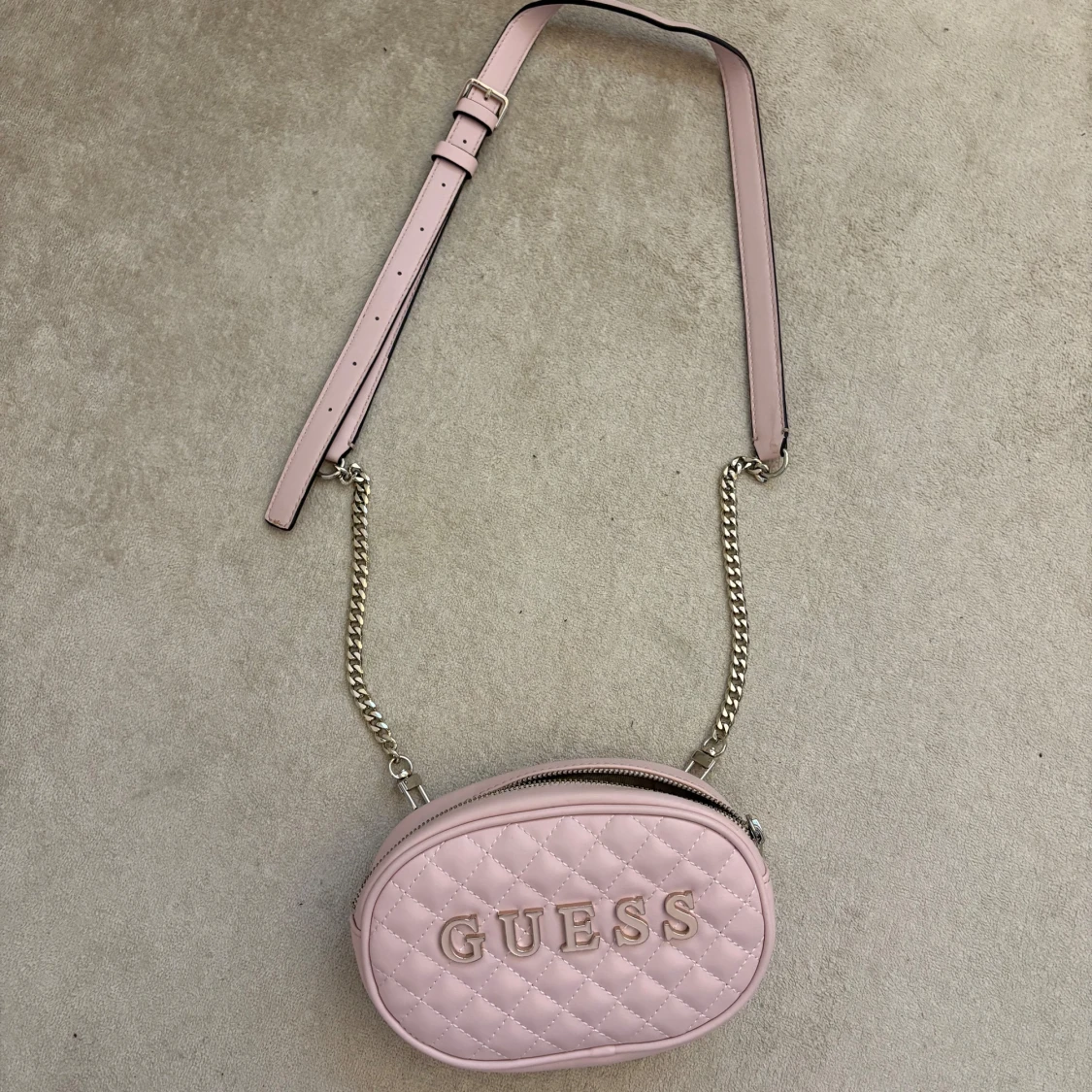 INTRESSEKOLL på väska från guess