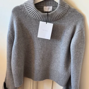 Tröja - Stickad tröja från Nathalie schuterman. Den är hand stickad och är i 100% Kashmir. Nypris var mer än 12 000kr. Har digitalt kvitto om det skulle önskas.