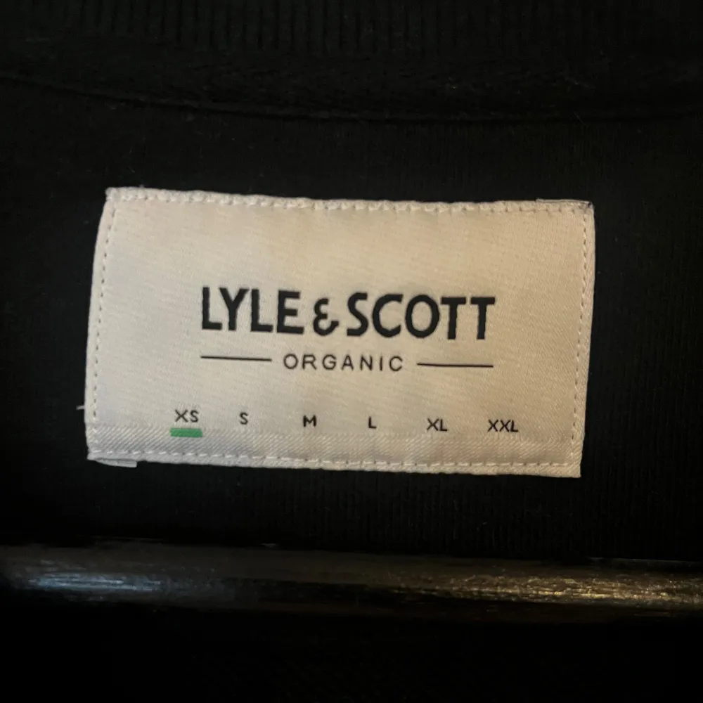 Säljer 2 lyle n scott tröjor i riktigt bra skick. De är i storlek xs och nypris för båda tillsammans är 1800. Priset kan diskuteras . Hupparit & Collegepaidat.