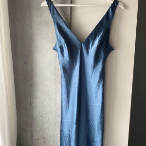 Blå långklänning  - En jättefin klänning från ASOS med v- ringning fram,  Skriv för fler bilder eller frågor💕