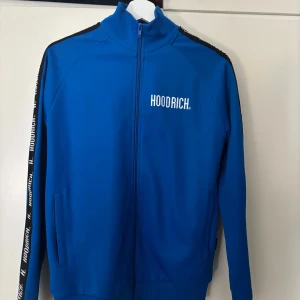 Blå tröja från Hoodrich - Säljer min fina hoodrich tröja Storlek S