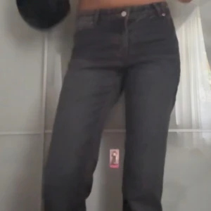 Monki jeans - Snygga jeans från Monki. Dem är helt nya med prislapp på!  Nypris: 500kr. De har en rak passform och är perfekta för en avslappnad stil. Jeansen är tillverkade i ett slitstarkt denimtyg🌸