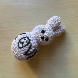 Lil peep virkad Bunny - Säljer denna för den inte kommer till användning. Den är virkad, runt 15-20cm lång. Använd köp direkt funktionen. 