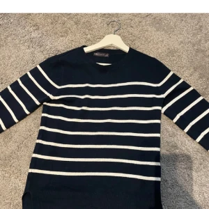 Mörkblå randig tröja från M&S Collection - jättesnygg marinblå randig tröja!💗 den är köpt i London så därför är den i storlek 8🎀💗 men jag skulle säga ser den är xs!! 💗💗den här en slits på varje sida längst ner