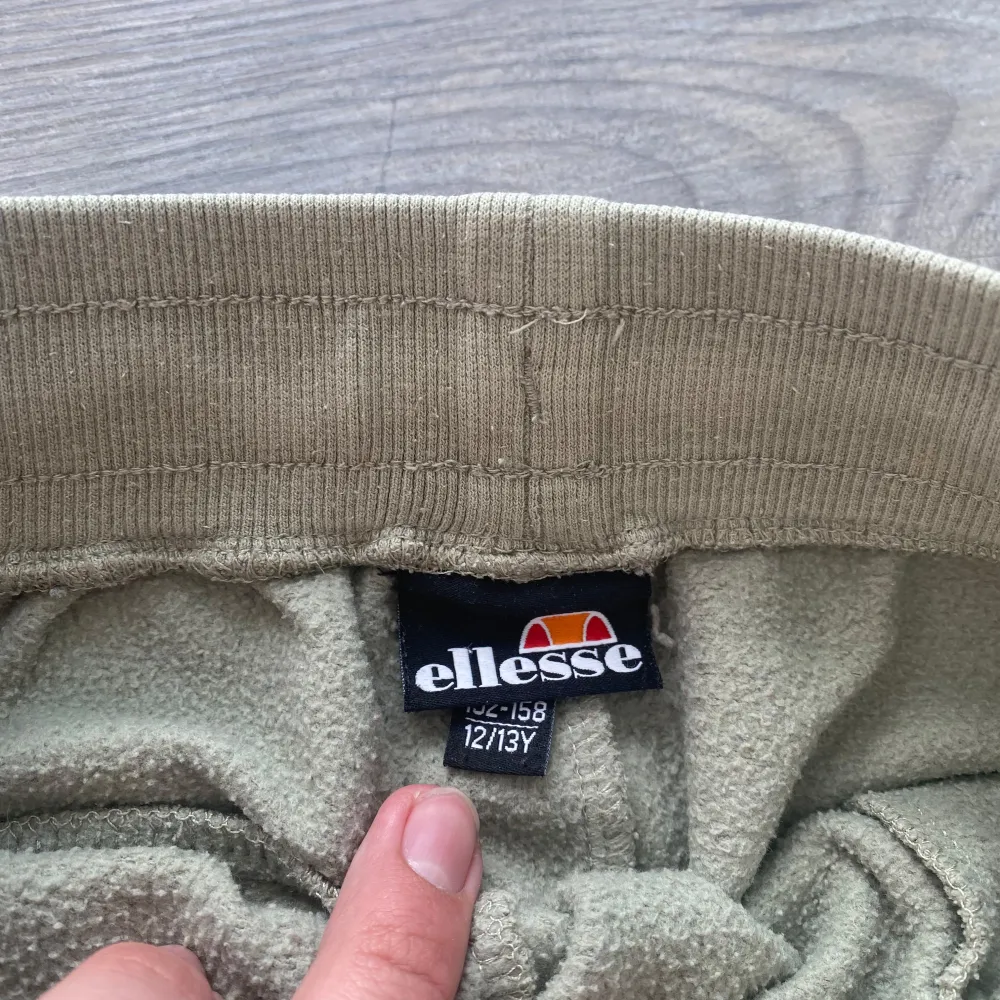 3 par mjukisbyxor från Ellesse i grått och grönt och svart. Skriv vid funderingar sälj i 3  pack . Farkut & Housut.