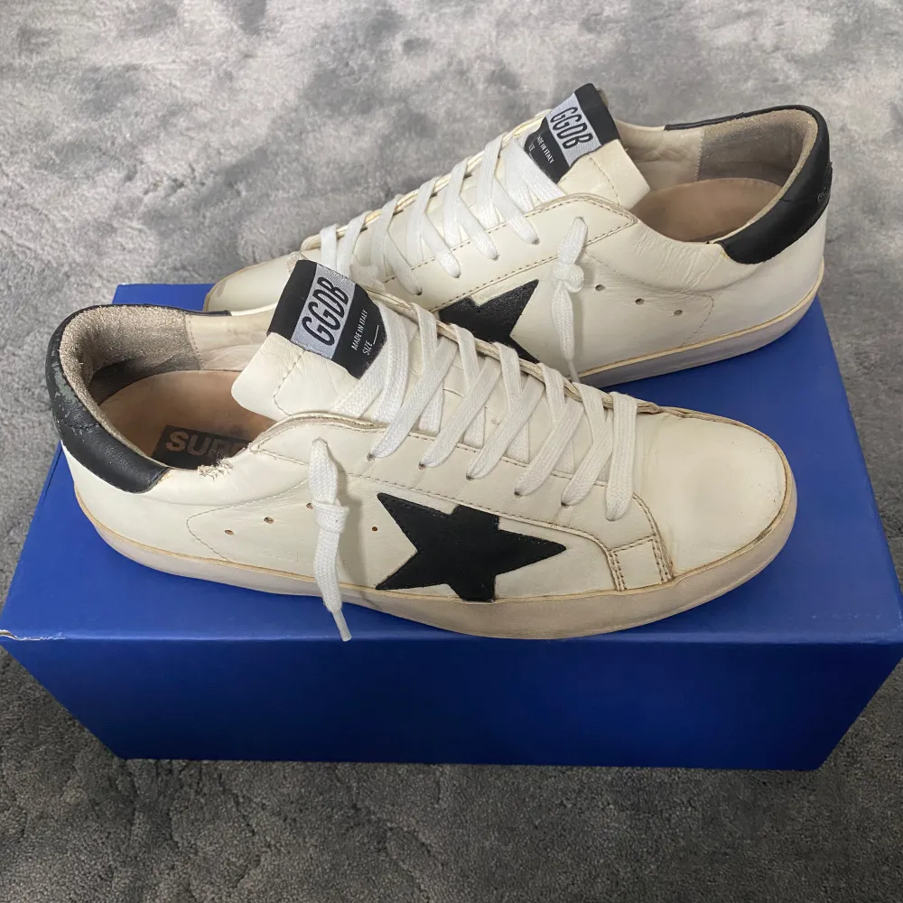 Tja! Säljer nu dessa feta golden goose skor! Skorna är i bra skick med lite heeldrag! (Ska vara slitna) skorna är o storlek 41! Perfekta nu till våren och sommaren! Skriv vid frågor eller bilder! Vid snabbaffär=bättre pris. Kengät.