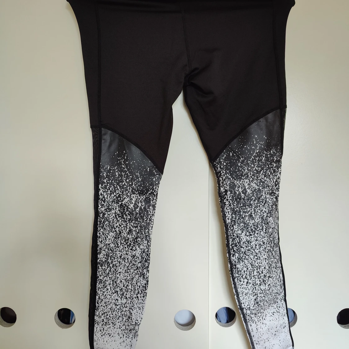 Svarta leggings med vit mönsterdetalj - 1