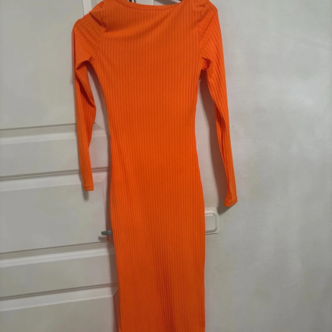 Orange ribbad långklänning - 1