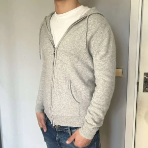 John Henric Kashmir zip hoodie - Säljer en asfet grå Kashmir Zip-Hoodie från John Henric| Storlek: Står M på lappen men passar S ~ Modell på bild: 178cm & 70kg, sitter lite tight| Skick: 9/10, inga defekter| Nypris: 2500kr, vårat 1475kr | Skriv gärna vid fundering 💭 