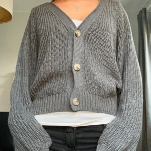 Stickad kofta - Snygg kofta i bra skick💕 vet inte riktigt vart den är ifrån men lappen är på sista bilden!! Storlek S!