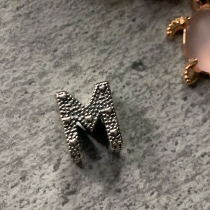 bokstav M pandora charm - såld