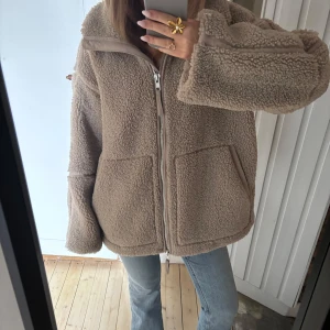 Beige teddyjacka från H&M - Populär teddyjacka från H&M!! Så snygg och mysig🤎toppen skick!