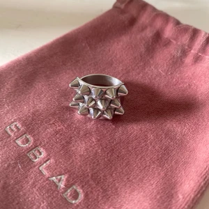 Silvrig ring med nitar från Edblad - Snygg och unik ring i silver från Edblad. Kommer med en rosa förvaringspåse.💕