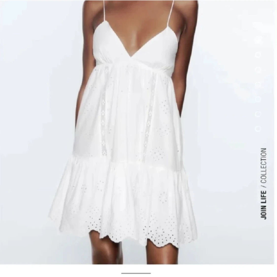 Vit klänning med spetsdetaljer