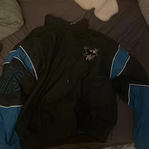 Vintage jacka san jose  - Säljer denna snygga vintage hockey jacka,väldigt bra skick