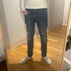  Tiger of Sweden jeans - Säljer tiger of sweden jeans i storlek L 32 W30.Köpta för cirka 1,5 månadsen. Han på bilden är 185cm o väger 65kg. Hör av er om frågor. Pris ej hugget i sten. SICKAR BARA MED INSTABOX!!!