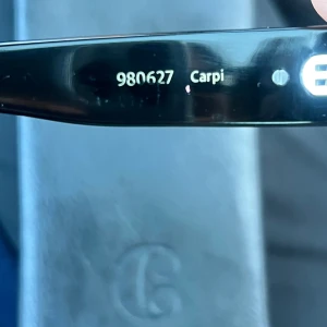 Corlin Eyewear Carpi - Svarta solglasögon i modellen Carpi. Använd fåtal gånger. Box och fodral medföljer. Ser inga repor eller liknande, nyskick. Nypris 1299kr