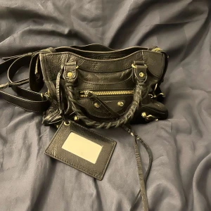 Balenciaga väska - Kollar intresset på min as snygga balenciaga väska! Säljer pga jag köpte fel strl!! Har en liten slitning under men inget som märks av 💓 