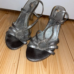 Korkokengät - Ihanat hopeat korkokengät. Koko 39. Pohjallisen pituus n 25cm. Kissatalous, lisätietoja saa kysymällä Katsothan myös muut ilmoitukseni Mikäli hinta ei miellytä tarjoa rohkeasti