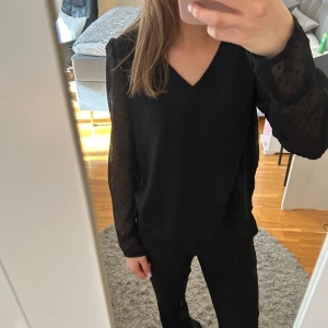 Svart blus med v-ringning - Söt blus som endast är använd ett fåtal gånger🩷