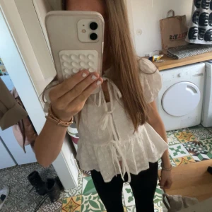 Söt blus - Jättefin och oanvänd blus med knytband. Även fint att ha blusen åt andra hållet med knytband i ryggen.