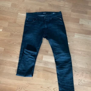 Svarta jeans från Replay - Snygga svarta jeans från Replay i modellen Jondrill. De har en klassisk femficksdesign och en knappgylf. Perfekta för en stilren look.