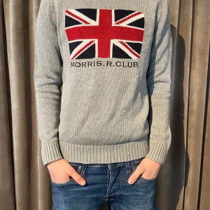 Morris grå xs - Säljer en stilren grå stickad tröja från Morris i storlek xs. Modellen i bilden är 175 så tröjan passar 165-175. Inga defekter eller märken. Vårt pris är endast 299, men kom gärna med bud. Fråga om ni undrar något😊 
