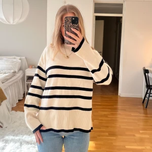 Randig tröja i beige och svart - Crémevit och svart randig stickad tröja från Vero Moda! Sparsamt använd och fint skick 🌸 stl xs