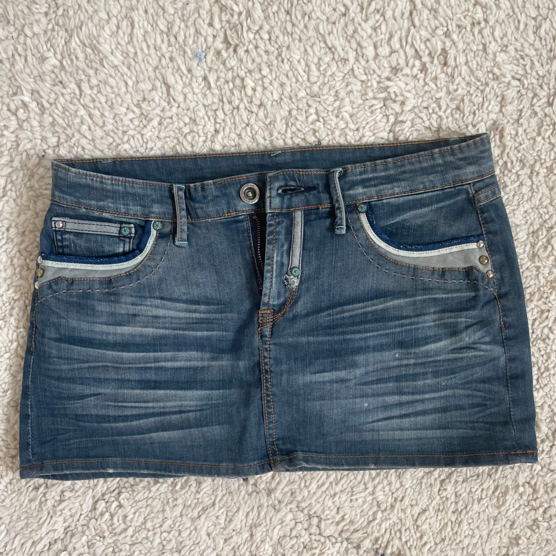 Lågmidjad jeanskjol detaljer