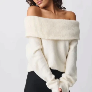 Vit offshoulder tröja från H&M - Säljer en så fin cremevit offshoulder tröja från H&M. Den är stickad och har långa ärmar. Använd endast ett fåtal gånger. Skriv vid frågor❤️