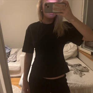 Topp - Skitsnygg topp som är insydd vid midjan