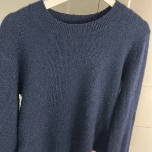Blå stickad tröja från H&M - Säljer en blå stickad tröja från HM då den är för liten för mig. Bra kvalitet och använd några gånger!