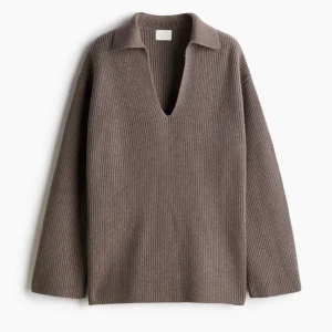 H&M stickad - Säljer en stilren brun stickad tröja med v-ringning och krage. Helt slutsåld på h&m, storlek XS aldrig använd